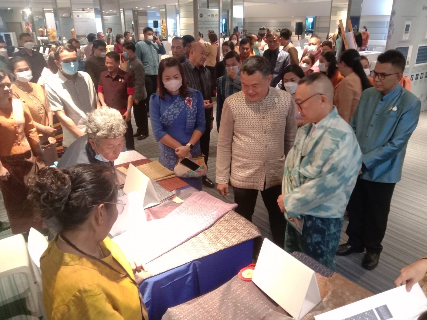 พช.ชัยภูมิ_ สนับสนุนผู้ผลิตผู้ประกอบการกลุ่มทอผ้า เข้ารับการ coaching พัฒนาศักยภาพการผลิตผ้าไทยและงานหัตถกรรมสู่สากล