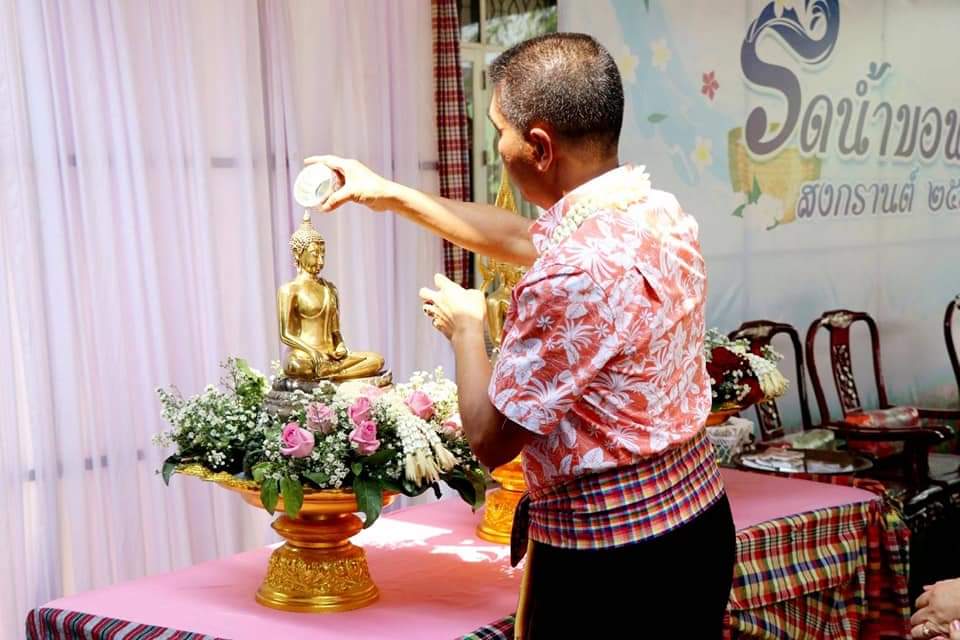 พช.ชัยภูมิ ร่วมรดน้ำขอพรผู้ว่าราชการจังหวัดชัยภูมิ เนื่องในโอกาสวันสงกรานต์ ประจำปี 2566