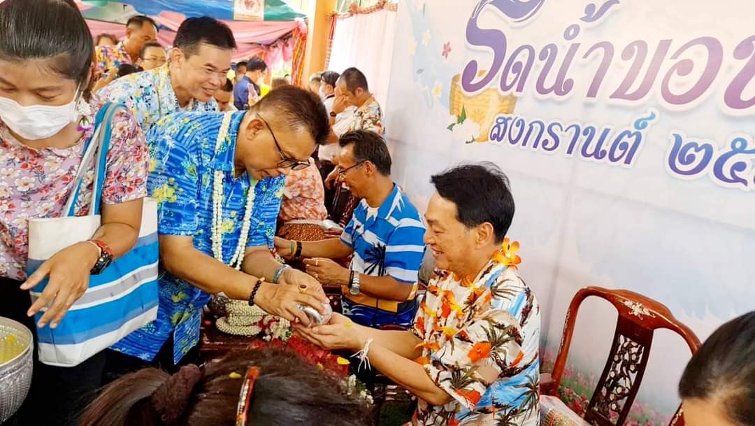 พช.ชัยภูมิ ร่วมรดน้ำขอพรผู้ว่าราชการจังหวัดชัยภูมิ เนื่องในโอกาสวันสงกรานต์ ประจำปี 2566