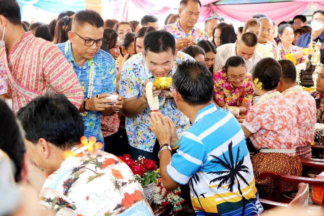 พช.ชัยภูมิ ร่วมรดน้ำขอพรผู้ว่าราชการจังหวัดชัยภูมิ เนื่องในโอกาสวันสงกรานต์ ประจำปี 2566