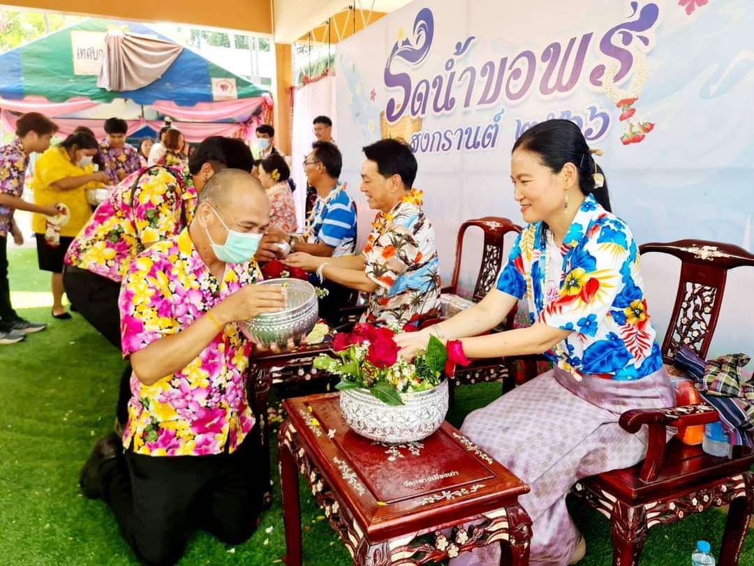 พช.ชัยภูมิ ร่วมรดน้ำขอพรผู้ว่าราชการจังหวัดชัยภูมิ เนื่องในโอกาสวันสงกรานต์ ประจำปี 2566