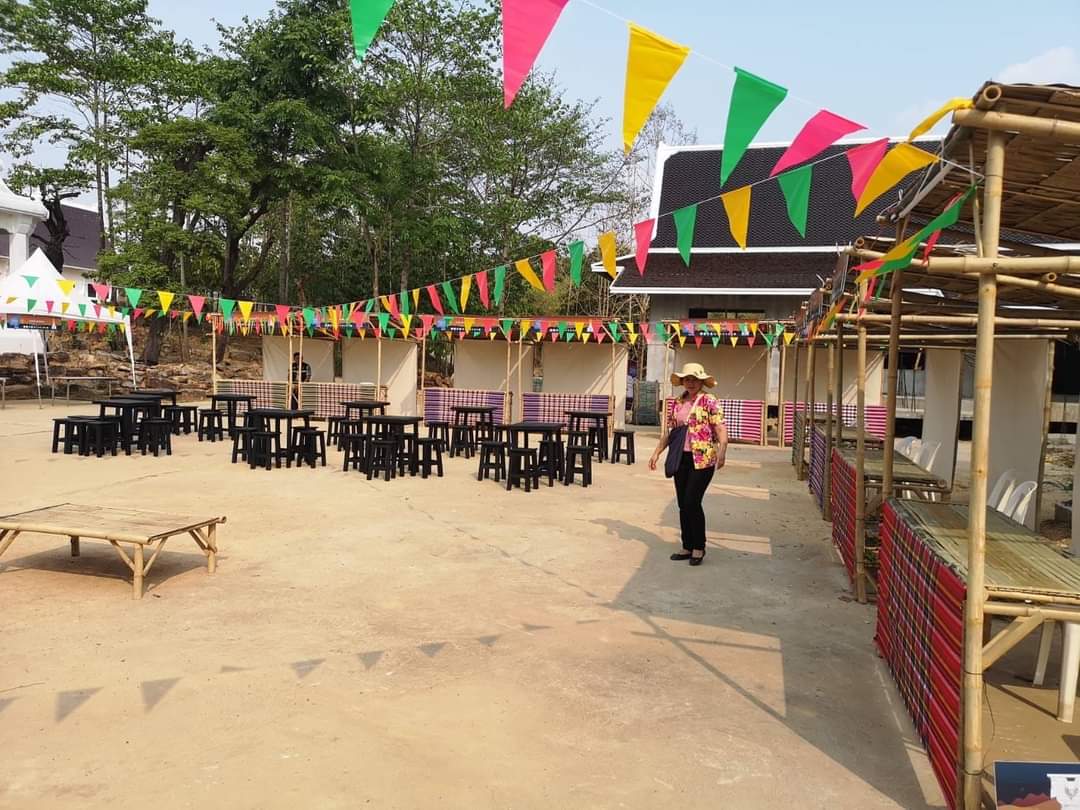 พช.ชัยภูมิ จัดเตรียมร้านค้า OTOP ของดีเมืองพญาแล ต้อนรับนักท่องเที่ยวช่วงเทศกาลสงกรานต์ ประจำปี 2566 ในโครงการ “หาบน้ำเขื่อนฮดธาตุ พระธาตุชัยภูมิ” 