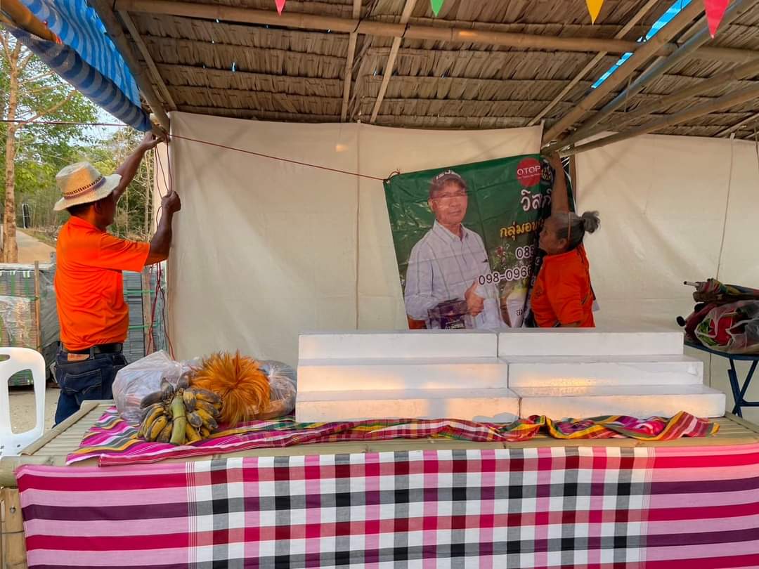 พช.ชัยภูมิ จัดเตรียมร้านค้า OTOP ของดีเมืองพญาแล ต้อนรับนักท่องเที่ยวช่วงเทศกาลสงกรานต์ ประจำปี 2566 ในโครงการ “หาบน้ำเขื่อนฮดธาตุ พระธาตุชัยภูมิ” 