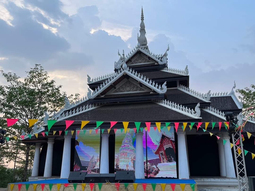 พช.ชัยภูมิ จัดเตรียมร้านค้า OTOP ของดีเมืองพญาแล ต้อนรับนักท่องเที่ยวช่วงเทศกาลสงกรานต์ ประจำปี 2566 ในโครงการ “หาบน้ำเขื่อนฮดธาตุ พระธาตุชัยภูมิ” 