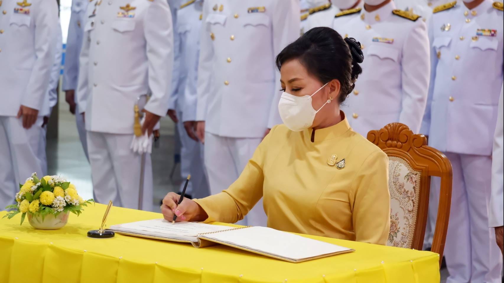 พช_ชัยภูมิ ร่วมพิธีลงนามถวายพระพรชัยมงคล เนื่องในโอกาสวันฉัตรมงคล
