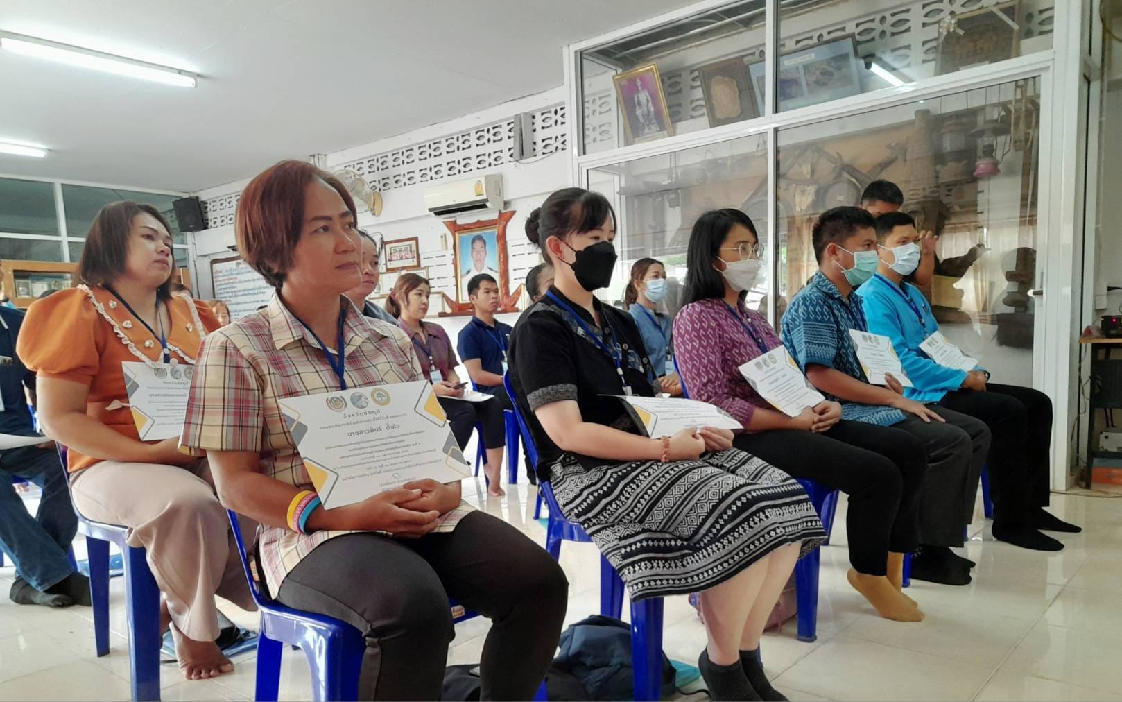 พช.ชัยภูมิ_นางสงวน มะเสนา ผู้ตรวจราชการกรมการพัฒนาชุมชน ลงพื้นที่พบปะเยี่ยมเยียนให้กำลังใจและมอบใบประกาศนียบัตรแก่ผู้เข้าร่วมโครงการประชุมเชิงปฏิบัติการคณะกรรมการกลุ่มออมทรัพย์เพื่อการผลิต