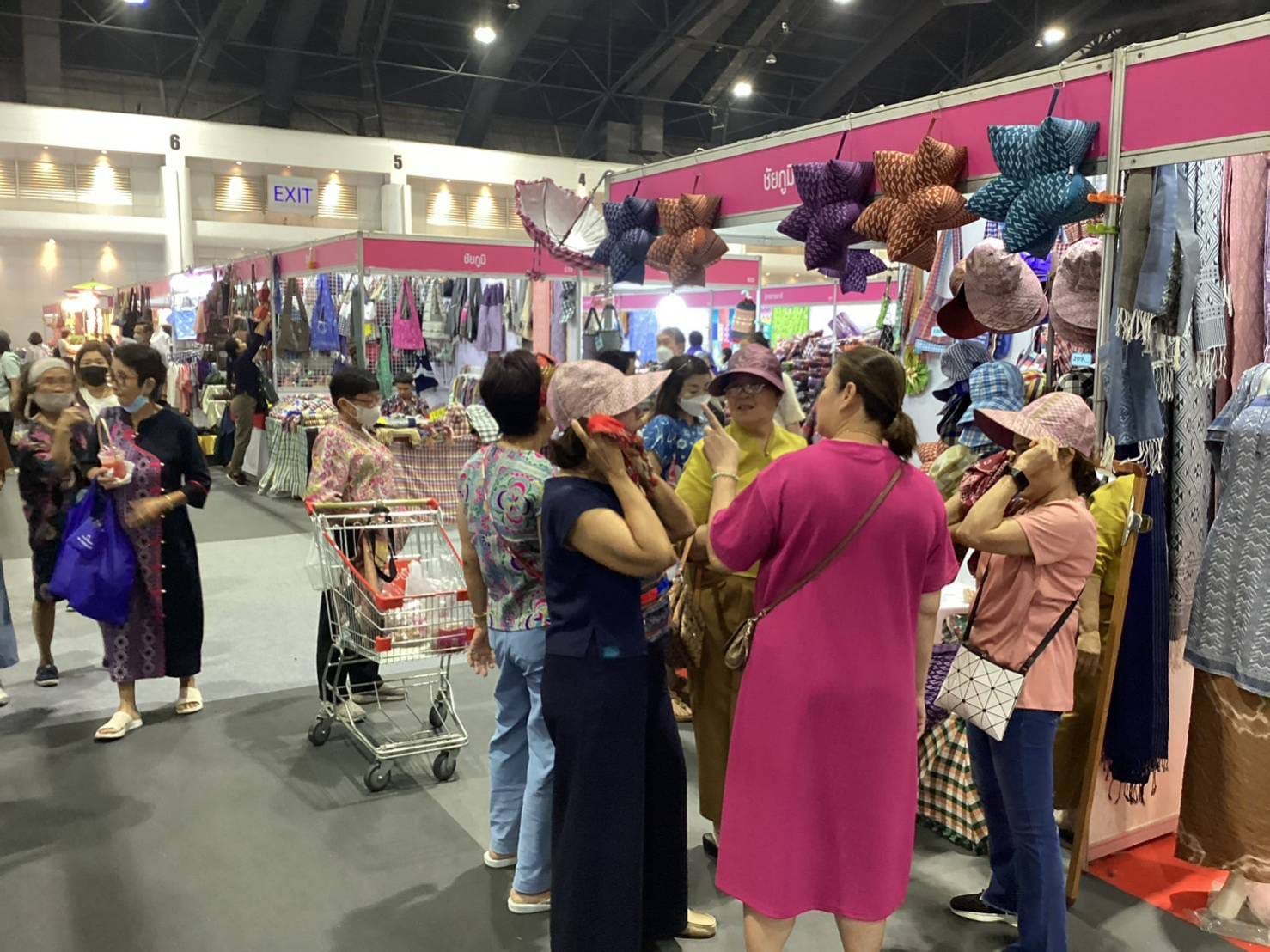 พช.ชัยภูมิ นำผู้ผลิต ผู้ประกอบการ OTOP จังหวัดชัยภูมิ ร่วมจัดแสดงและจำหน่ายสินค้าในงาน OTOP City 2023 “ช้อปสนุก ส่งสุขท้ายปี สินค้าดี จากภูมิปัญญาไทย””