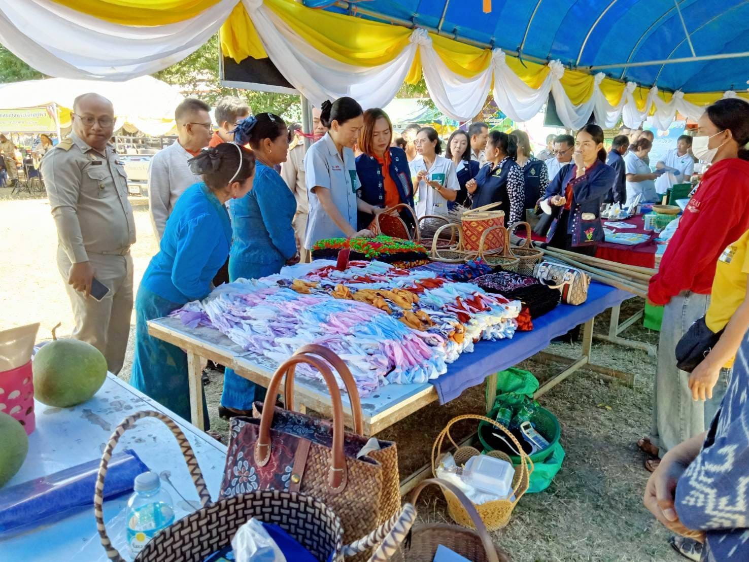 พช_ชัยภูมิ นำกิจกรรมพัฒนาชุมชนร่วมออกหน่วยแพทย์อาสาสมเด็จพระศรีนครินทราบรมราชชนนี(พอ.สว.) จังหวัดชัยภูมิ และโครงการจังหวัดเคลื่อนที่บริการประชาชน ประจำเดือน ธันวาคม 2566