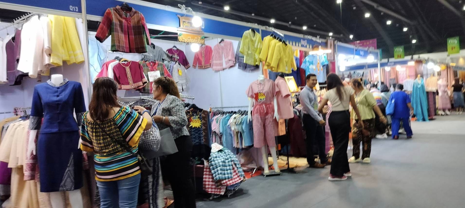 พช.ชัยภูมิ นำผู้ผลิต ผู้ประกอบการ OTOP จังหวัดชัยภูมิ ร่วมจัดแสดงและจำหน่ายสินค้าในงาน OTOP City 2023 “ช้อปสนุก ส่งสุขท้ายปี สินค้าดี จากภูมิปัญญาไทย””