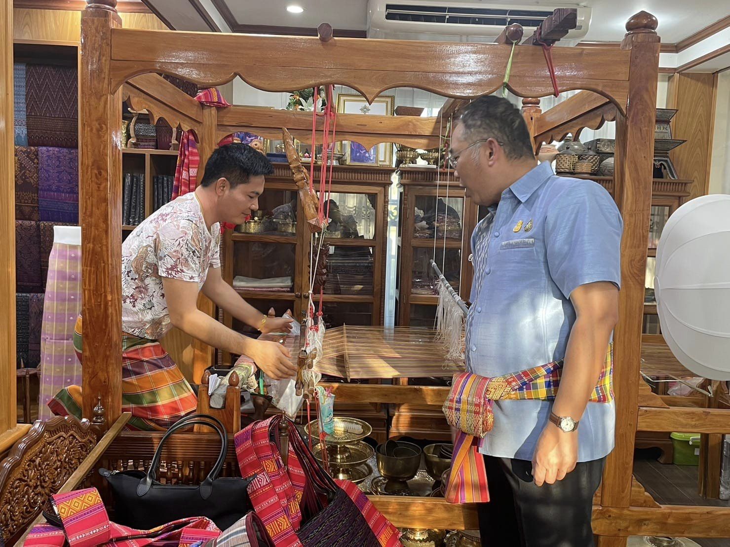 ผู้ว่าราชการจังหวัดชัยภูมิชัยภูมิ ติดตามการผลิตและจำหน่ายผ้าไหมชัยภูมิ