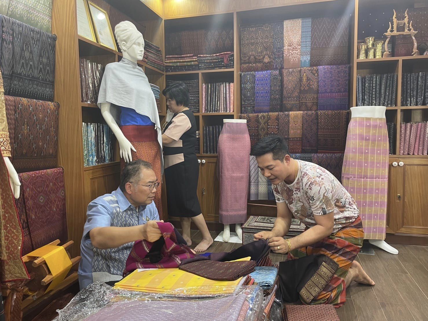 ผู้ว่าราชการจังหวัดชัยภูมิชัยภูมิ ติดตามการผลิตและจำหน่ายผ้าไหมชัยภูมิ