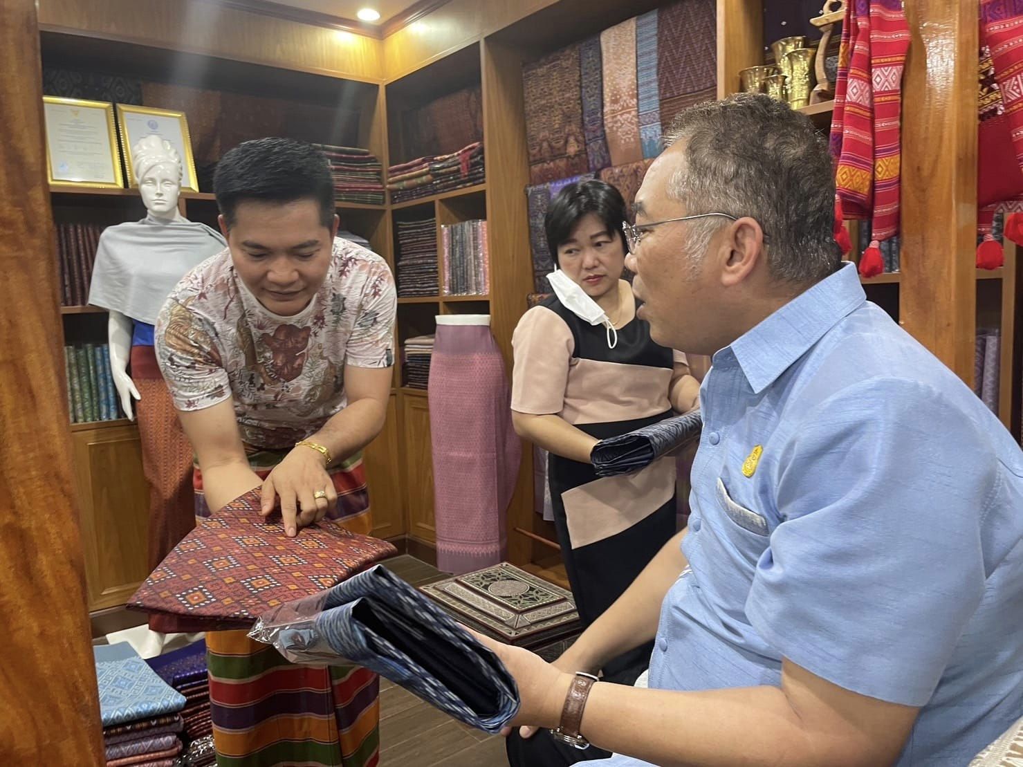 ผู้ว่าราชการจังหวัดชัยภูมิชัยภูมิ ติดตามการผลิตและจำหน่ายผ้าไหมชัยภูมิ