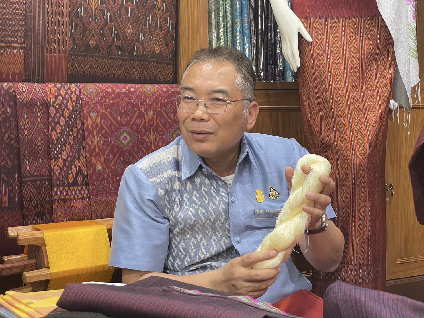 ผู้ว่าราชการจังหวัดชัยภูมิชัยภูมิ ติดตามการผลิตและจำหน่ายผ้าไหมชัยภูมิ