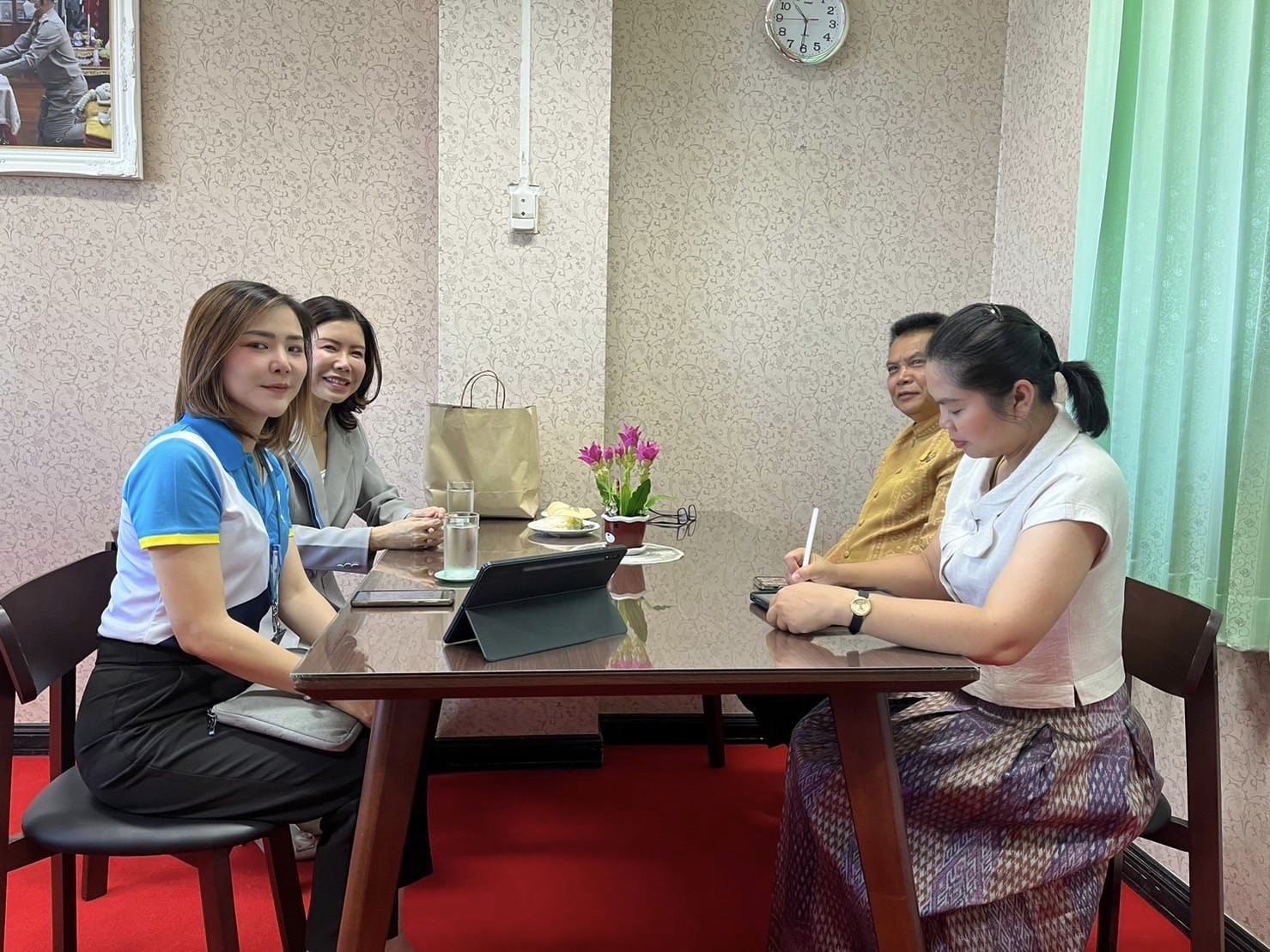พช.ชัยภูมิ จับมือธนาคารกรุงไทย มอบส่วนลดของขวัญปีใหม่ สำหรับลูกค้าที่มาเลือกซื้อสินค้าในโซน OTOP พญาแล และของดี 4 ภาค ในงานเจ้าพ่อพญาแล ประจำปี 2566