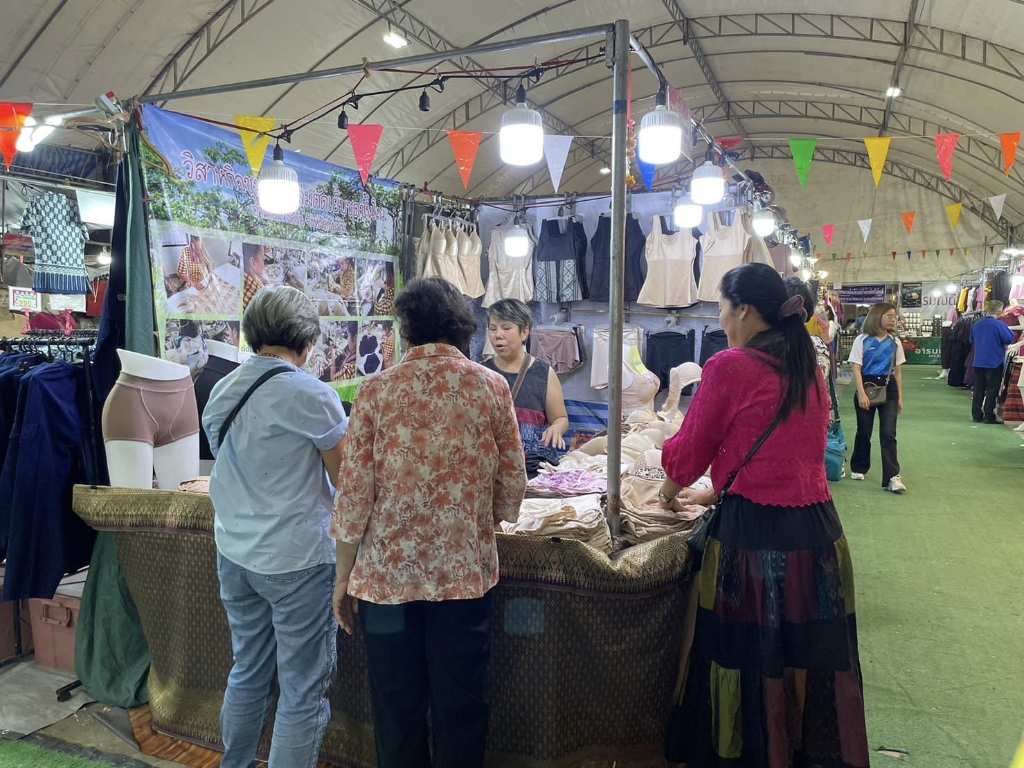 พช.ชัยภูมิ>>วันสุดท้าย OTOP พญาแล และของดี 4 ภาค สร้างรายได้เกือบทะลุ 9 แสนบาท รวม 9 วัน ยอดจำหน่าย 5.6 ล้านบาท