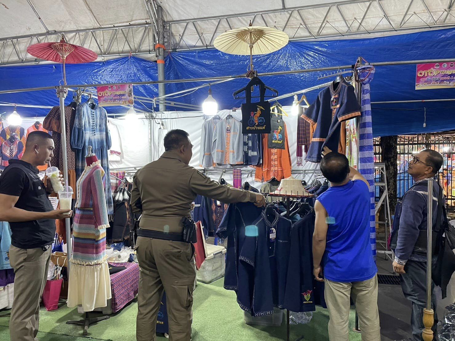 พช.ชัยภูมิ>>วันสุดท้าย OTOP พญาแล และของดี 4 ภาค สร้างรายได้เกือบทะลุ 9 แสนบาท รวม 9 วัน ยอดจำหน่าย 5.6 ล้านบาท