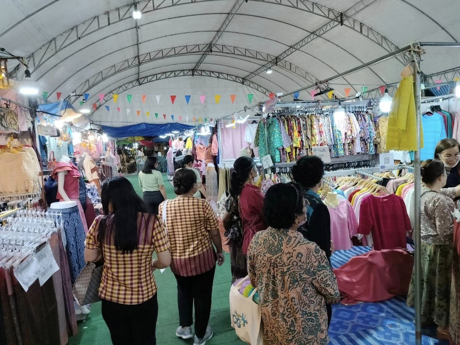 พช.ชัยภูมิ>>วันสุดท้าย OTOP พญาแล และของดี 4 ภาค สร้างรายได้เกือบทะลุ 9 แสนบาท รวม 9 วัน ยอดจำหน่าย 5.6 ล้านบาท