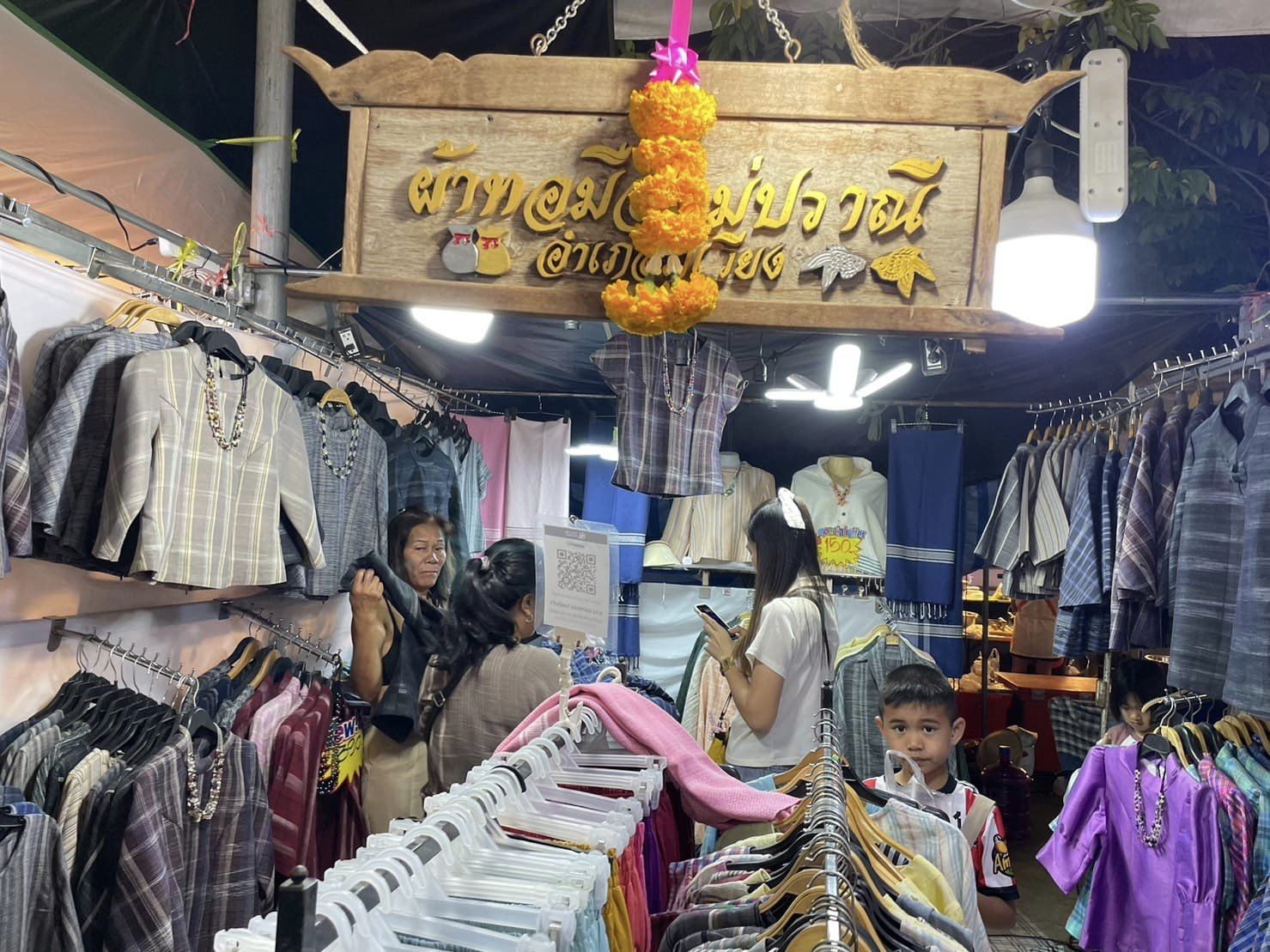 พช.ชัยภูมิ>>วันสุดท้าย OTOP พญาแล และของดี 4 ภาค สร้างรายได้เกือบทะลุ 9 แสนบาท รวม 9 วัน ยอดจำหน่าย 5.6 ล้านบาท