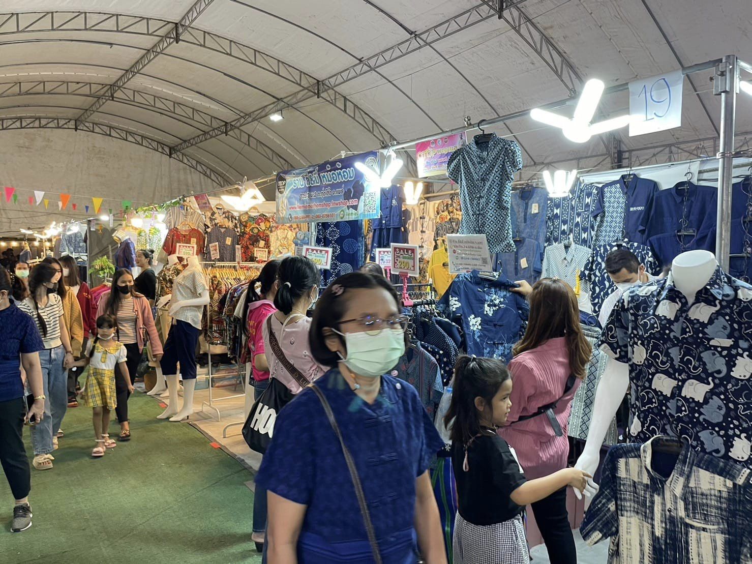 พช.ชัยภูมิ>>วันสุดท้าย OTOP พญาแล และของดี 4 ภาค สร้างรายได้เกือบทะลุ 9 แสนบาท รวม 9 วัน ยอดจำหน่าย 5.6 ล้านบาท