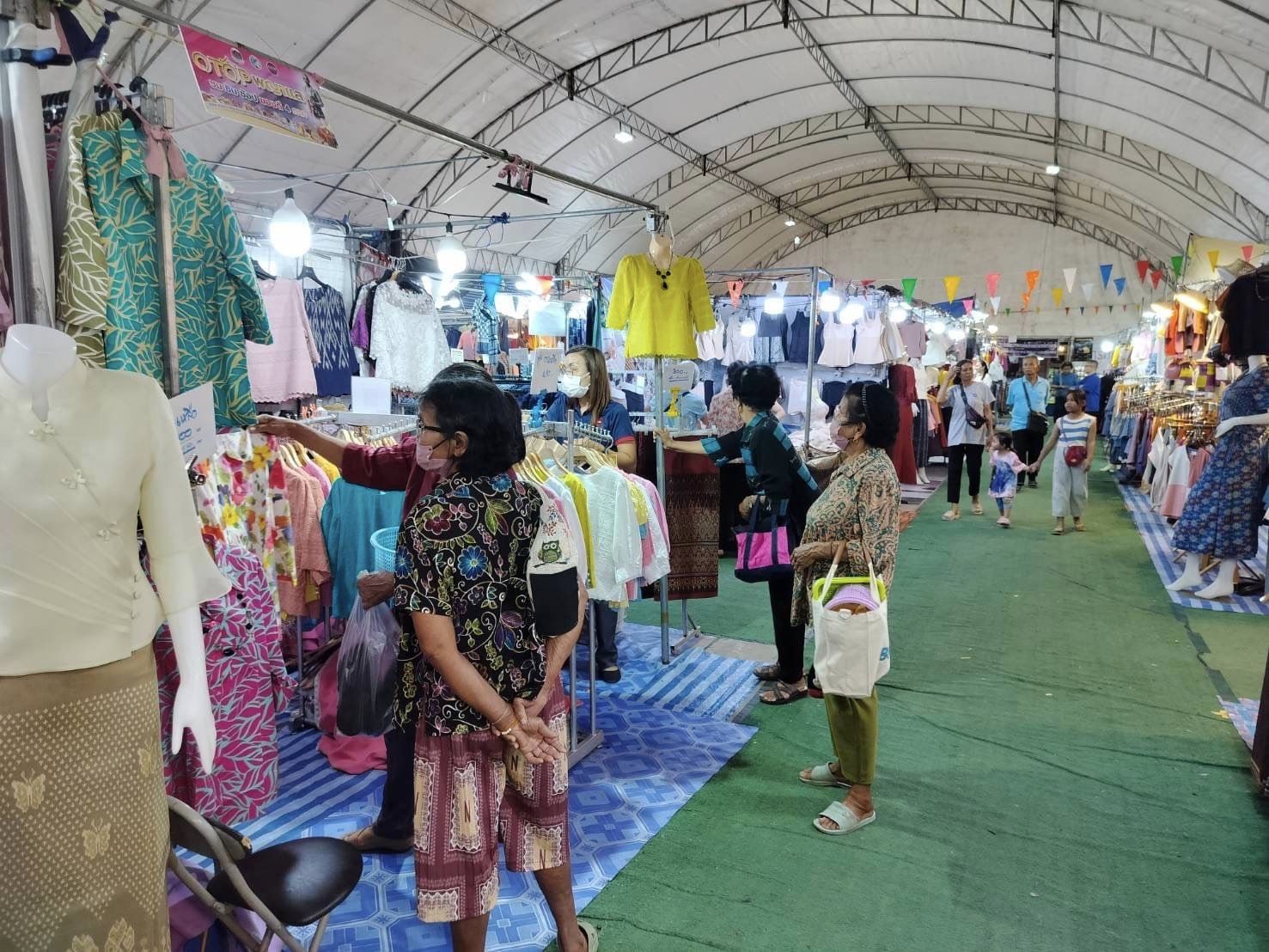 พช.ชัยภูมิ>>วันสุดท้าย OTOP พญาแล และของดี 4 ภาค สร้างรายได้เกือบทะลุ 9 แสนบาท รวม 9 วัน ยอดจำหน่าย 5.6 ล้านบาท