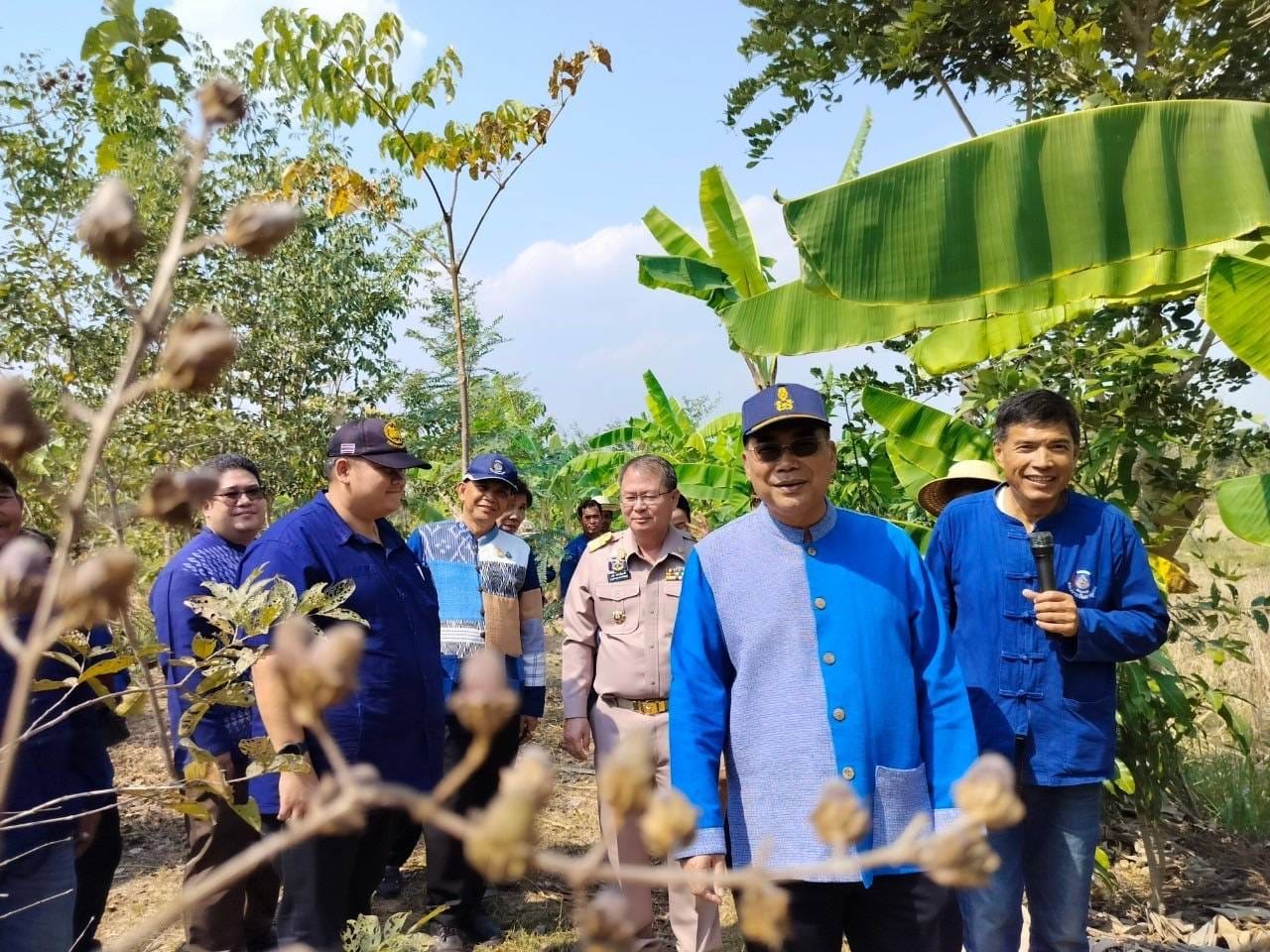 จังหวัดชัยภูมิ>>น้อมสำนึกในพระมหากรุณาธิคุณพระบาทสมเด็จพระเจ้าอยู่หัว ผู้ว่าราชการจังหวัดชัยภูมิ นำเอามื้อสามัคคี เพาะเมล็ดกล้าไม้และพันธุ์ผัก ขยายผลการพัฒนาพื้นที่ต้นแบบการพัฒนาคุณภาพชีวิตตามหลักทฤษฎีใหม่ ประยุกต์สู่ “โคก หนอง นา” สร้างพื้นที่ป่า 3 อย่าง ประโยชน์ 4 อย่าง