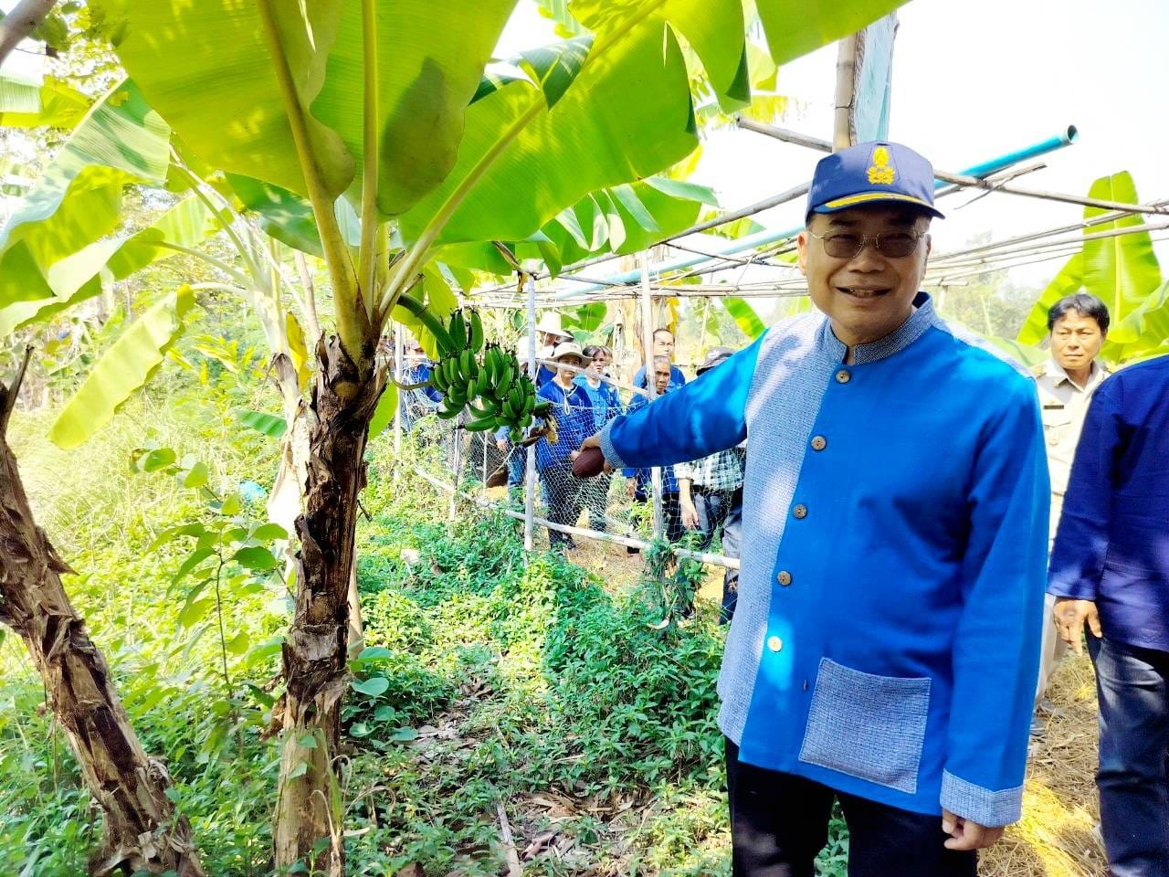 จังหวัดชัยภูมิ>>น้อมสำนึกในพระมหากรุณาธิคุณพระบาทสมเด็จพระเจ้าอยู่หัว ผู้ว่าราชการจังหวัดชัยภูมิ นำเอามื้อสามัคคี เพาะเมล็ดกล้าไม้และพันธุ์ผัก ขยายผลการพัฒนาพื้นที่ต้นแบบการพัฒนาคุณภาพชีวิตตามหลักทฤษฎีใหม่ ประยุกต์สู่ “โคก หนอง นา” สร้างพื้นที่ป่า 3 อย่าง ประโยชน์ 4 อย่าง