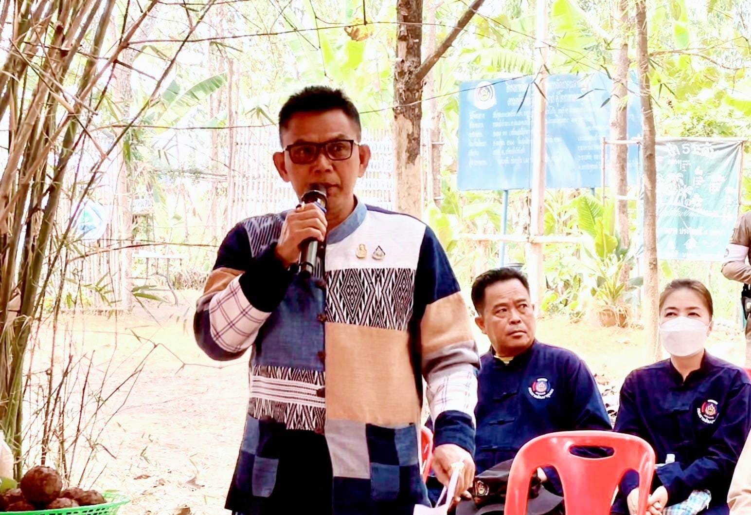 จังหวัดชัยภูมิ>>น้อมสำนึกในพระมหากรุณาธิคุณพระบาทสมเด็จพระเจ้าอยู่หัว ผู้ว่าราชการจังหวัดชัยภูมิ นำเอามื้อสามัคคี เพาะเมล็ดกล้าไม้และพันธุ์ผัก ขยายผลการพัฒนาพื้นที่ต้นแบบการพัฒนาคุณภาพชีวิตตามหลักทฤษฎีใหม่ ประยุกต์สู่ “โคก หนอง นา” สร้างพื้นที่ป่า 3 อย่าง ประโยชน์ 4 อย่าง