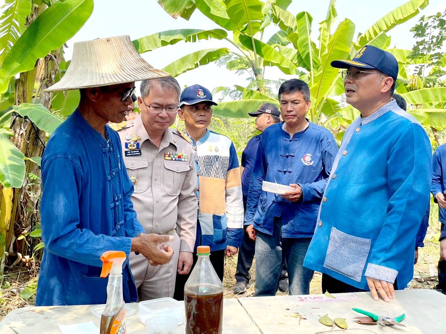 จังหวัดชัยภูมิ>>น้อมสำนึกในพระมหากรุณาธิคุณพระบาทสมเด็จพระเจ้าอยู่หัว ผู้ว่าราชการจังหวัดชัยภูมิ นำเอามื้อสามัคคี เพาะเมล็ดกล้าไม้และพันธุ์ผัก ขยายผลการพัฒนาพื้นที่ต้นแบบการพัฒนาคุณภาพชีวิตตามหลักทฤษฎีใหม่ ประยุกต์สู่ “โคก หนอง นา” สร้างพื้นที่ป่า 3 อย่าง ประโยชน์ 4 อย่าง