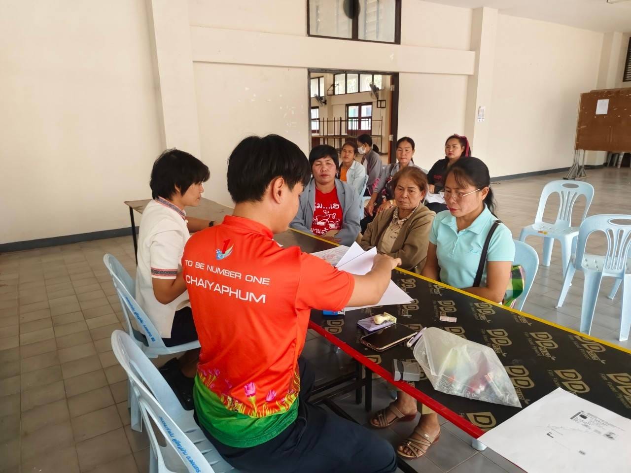 พช.ชัยภูมิ>>> เร่งทำสัญญาโครงการขอรับการสนับสนุนเงินกองทุนพัฒนาบทบาทสตรี ให้สมาชิกกองทุน นำไปสร้างงาน สร้างราย และพัฒนาเศรษฐกิจฐานราก วงเงินกว่า 7.5 ล้านบาท