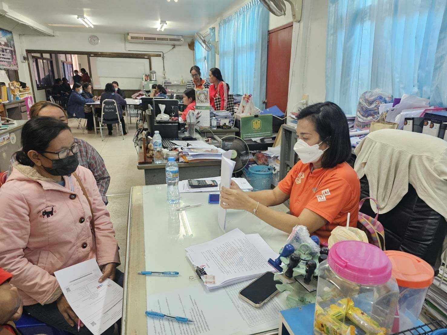 พช.ชัยภูมิ>>> เร่งทำสัญญาโครงการขอรับการสนับสนุนเงินกองทุนพัฒนาบทบาทสตรี ให้สมาชิกกองทุน นำไปสร้างงาน สร้างราย และพัฒนาเศรษฐกิจฐานราก วงเงินกว่า 7.5 ล้านบาท