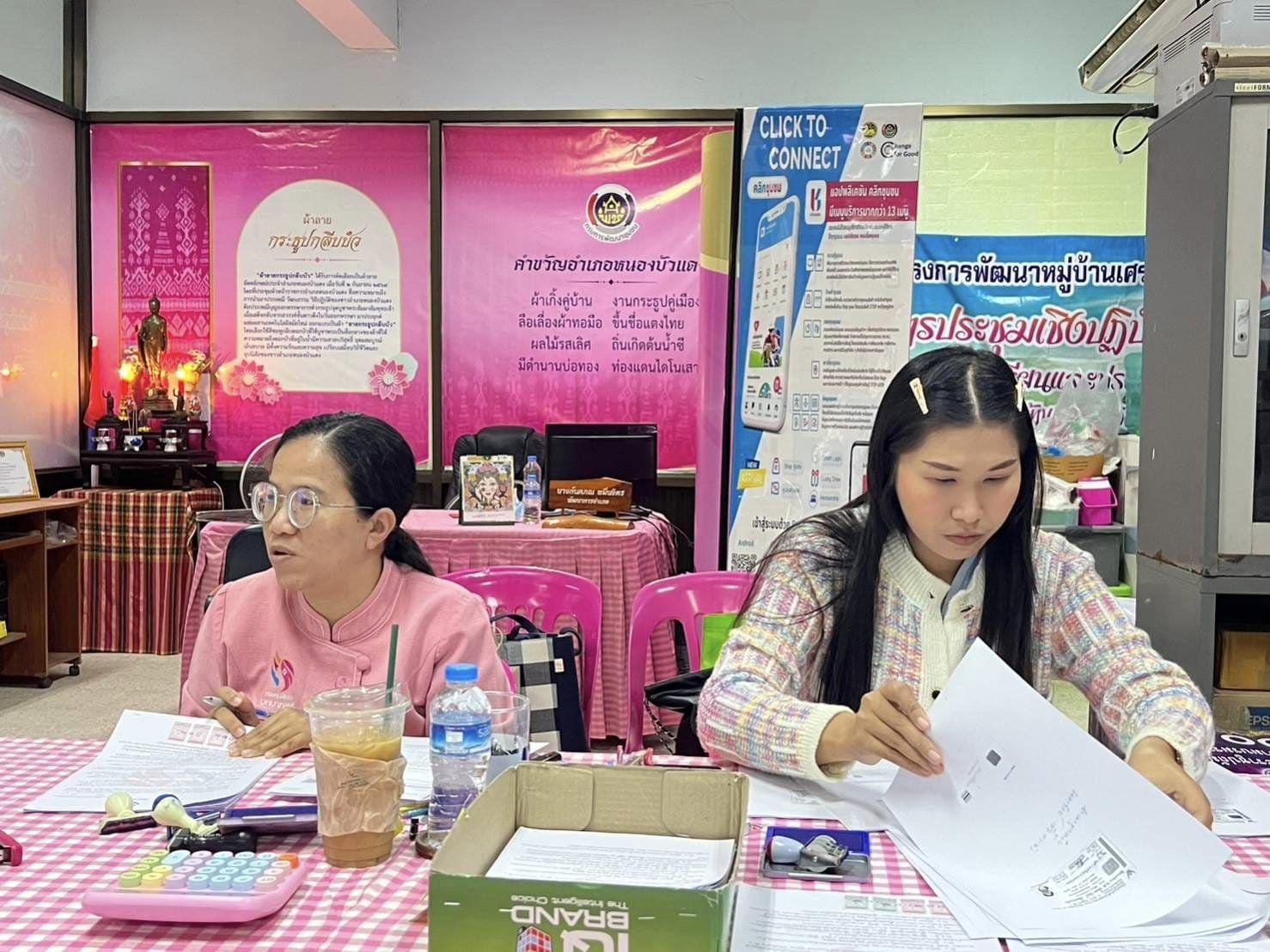 พช.ชัยภูมิ>>> เร่งทำสัญญาโครงการขอรับการสนับสนุนเงินกองทุนพัฒนาบทบาทสตรี ให้สมาชิกกองทุน นำไปสร้างงาน สร้างราย และพัฒนาเศรษฐกิจฐานราก วงเงินกว่า 7.5 ล้านบาท