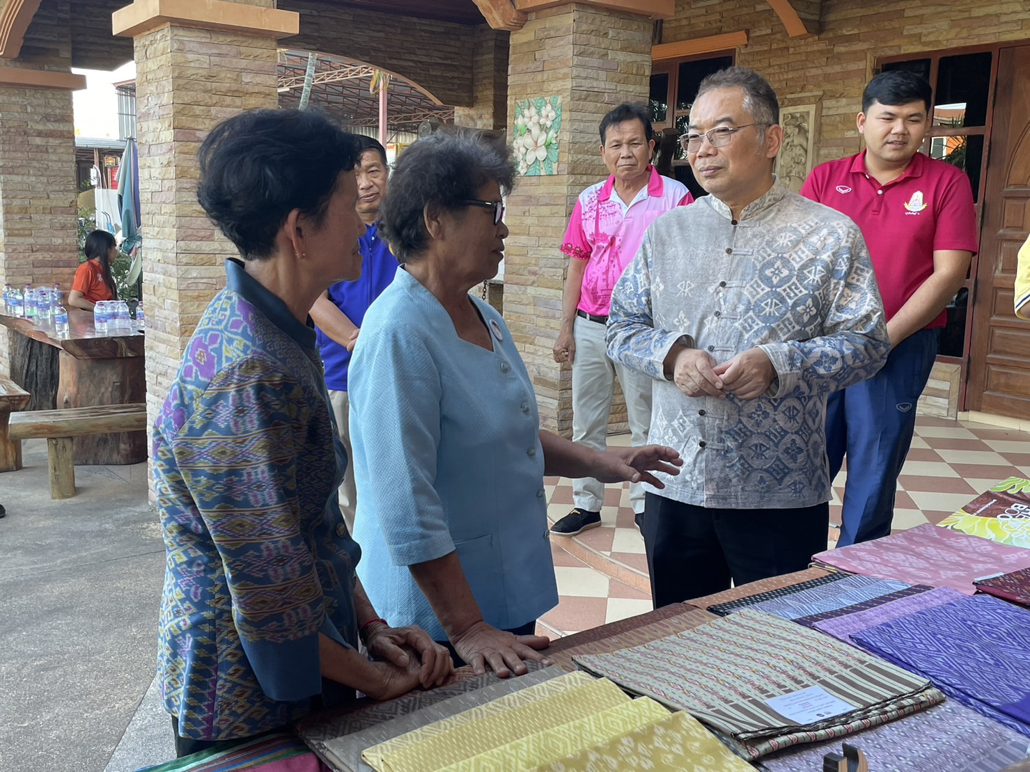 ผู้ว่าราชการจังหวัดชัยภูมิ เยี่ยมชมพิพิธภัณฑ์ผ้าตำนานเจ้าพ่อพญาแล และให้กำลังใจสมาชิกโครงการศูนย์ส่งเสริมศิลปาชีพทุ่งกะมัง อำเภอหนองบัวแดง จังหวัดชัยภูมิ