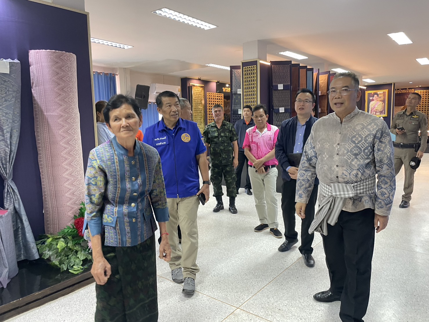 ผู้ว่าราชการจังหวัดชัยภูมิ เยี่ยมชมพิพิธภัณฑ์ผ้าตำนานเจ้าพ่อพญาแล และให้กำลังใจสมาชิกโครงการศูนย์ส่งเสริมศิลปาชีพทุ่งกะมัง อำเภอหนองบัวแดง จังหวัดชัยภูมิ