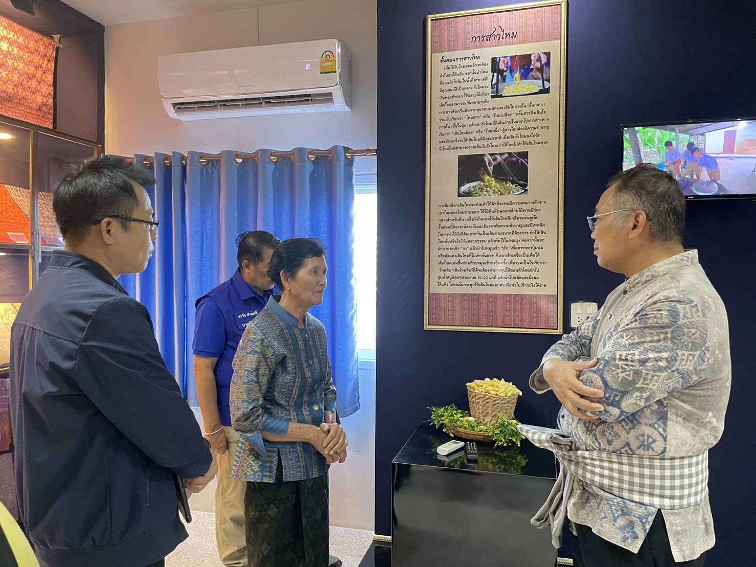ผู้ว่าราชการจังหวัดชัยภูมิ เยี่ยมชมพิพิธภัณฑ์ผ้าตำนานเจ้าพ่อพญาแล และให้กำลังใจสมาชิกโครงการศูนย์ส่งเสริมศิลปาชีพทุ่งกะมัง อำเภอหนองบัวแดง จังหวัดชัยภูมิ