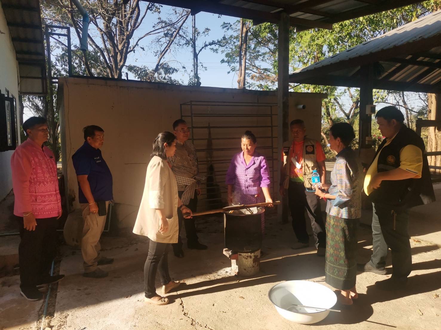 ผู้ว่าราชการจังหวัดชัยภูมิ เยี่ยมชมพิพิธภัณฑ์ผ้าตำนานเจ้าพ่อพญาแล และให้กำลังใจสมาชิกโครงการศูนย์ส่งเสริมศิลปาชีพทุ่งกะมัง อำเภอหนองบัวแดง จังหวัดชัยภูมิ