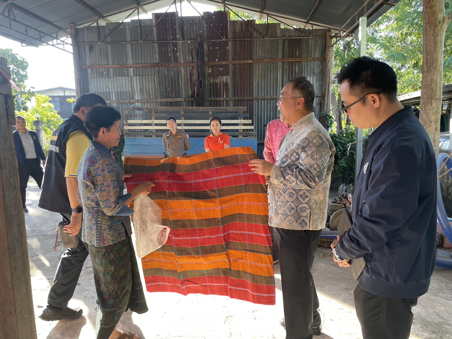 ผู้ว่าราชการจังหวัดชัยภูมิ เยี่ยมชมพิพิธภัณฑ์ผ้าตำนานเจ้าพ่อพญาแล และให้กำลังใจสมาชิกโครงการศูนย์ส่งเสริมศิลปาชีพทุ่งกะมัง อำเภอหนองบัวแดง จังหวัดชัยภูมิ