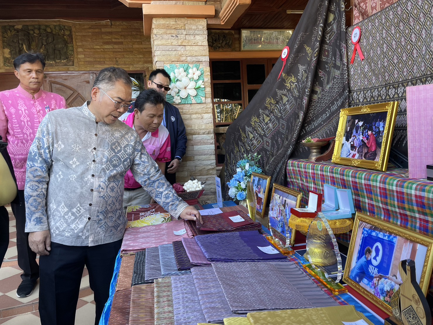 ผู้ว่าราชการจังหวัดชัยภูมิ เยี่ยมชมพิพิธภัณฑ์ผ้าตำนานเจ้าพ่อพญาแล และให้กำลังใจสมาชิกโครงการศูนย์ส่งเสริมศิลปาชีพทุ่งกะมัง อำเภอหนองบัวแดง จังหวัดชัยภูมิ