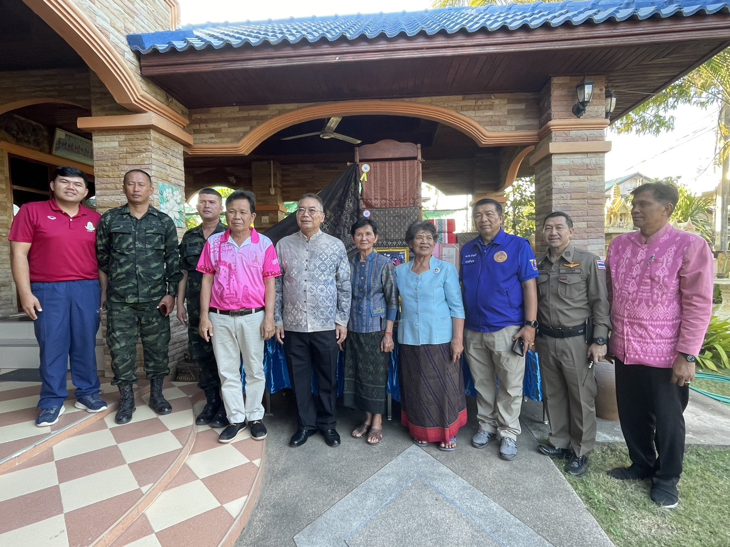 ผู้ว่าราชการจังหวัดชัยภูมิ เยี่ยมชมพิพิธภัณฑ์ผ้าตำนานเจ้าพ่อพญาแล และให้กำลังใจสมาชิกโครงการศูนย์ส่งเสริมศิลปาชีพทุ่งกะมัง อำเภอหนองบัวแดง จังหวัดชัยภูมิ