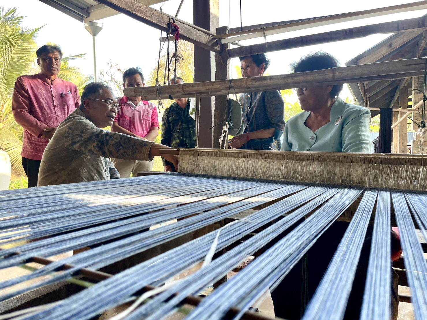 ผู้ว่าราชการจังหวัดชัยภูมิ เยี่ยมชมพิพิธภัณฑ์ผ้าตำนานเจ้าพ่อพญาแล และให้กำลังใจสมาชิกโครงการศูนย์ส่งเสริมศิลปาชีพทุ่งกะมัง อำเภอหนองบัวแดง จังหวัดชัยภูมิ