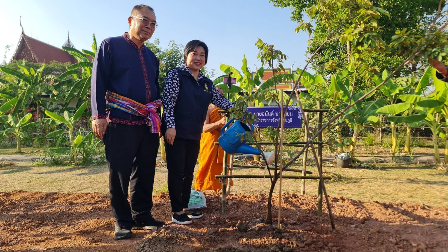 ผู้ว่าราชการจังหวัดชัยภูมิ ผู้นำต้นแบบตัวอย่างที่เห็นจริง “ปลูกพืช ปลูกผัก ปลูกรัก วาเลนไทน์”