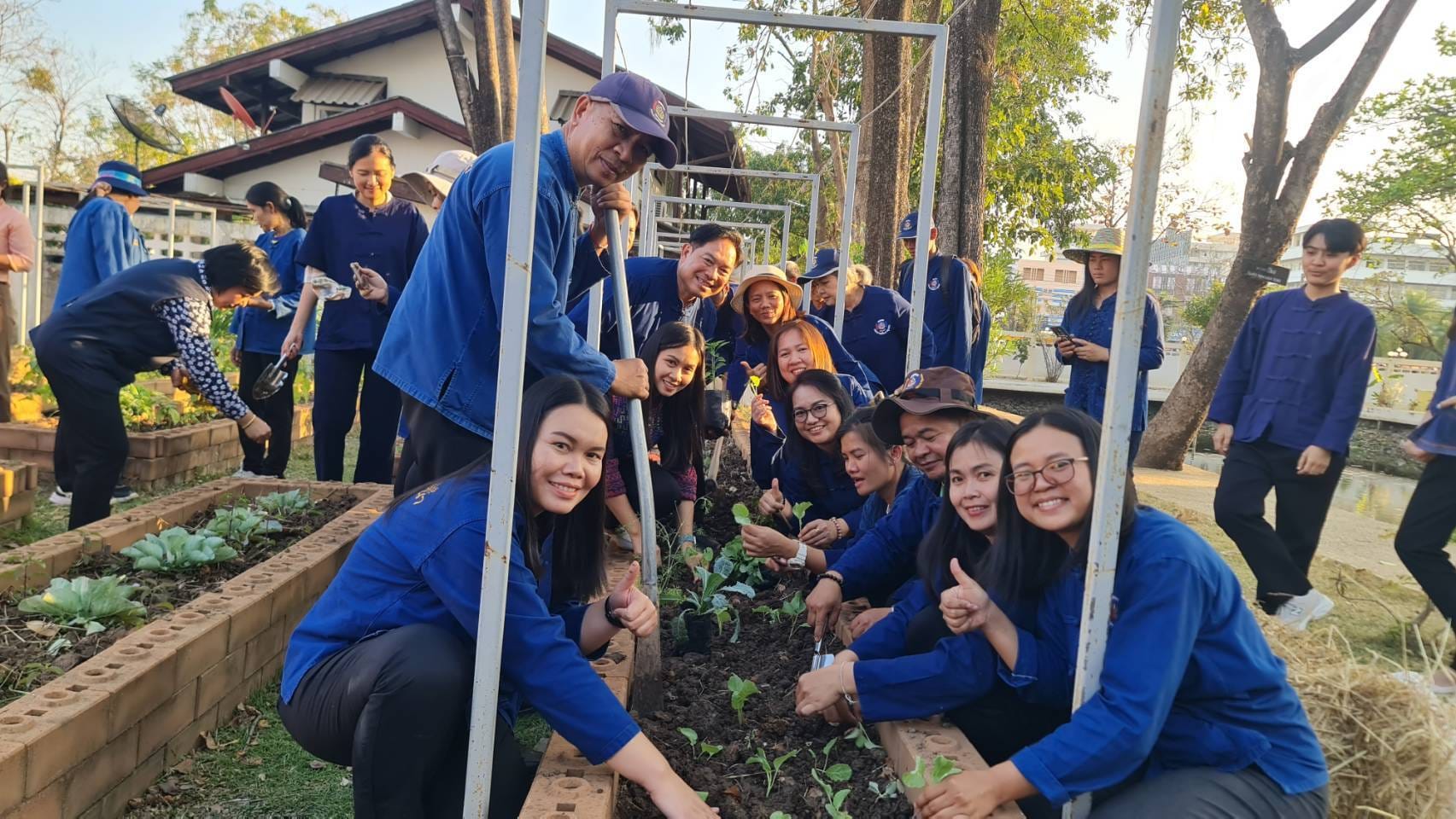 ผู้ว่าราชการจังหวัดชัยภูมิ ผู้นำต้นแบบตัวอย่างที่เห็นจริง “ปลูกพืช ปลูกผัก ปลูกรัก วาเลนไทน์”