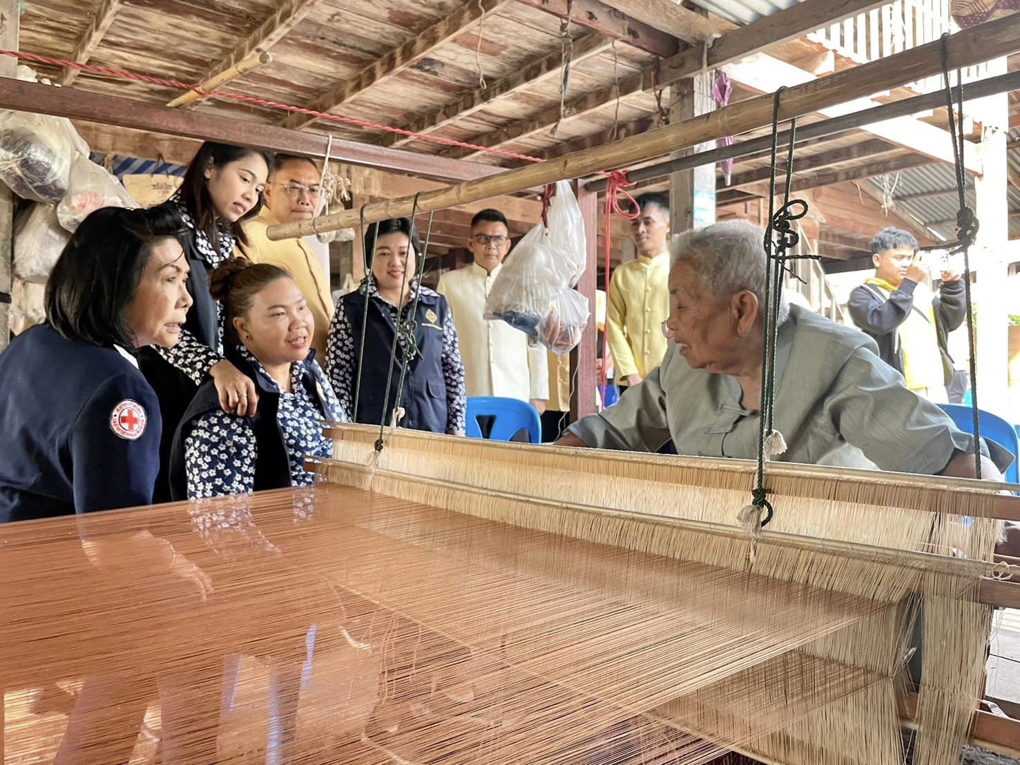 จังหวัดชัยภูมิ ติดตามความก้าวหน้า และให้กำลังใจกลุ่มทอผ้าในการน้อมนำแบบลายผ้าพระราชทาน “สิริวชิราภรณ์” สู่การสร้างสรรค์ผ้ามัดหมี่ย้อมสีธรรมชาติ