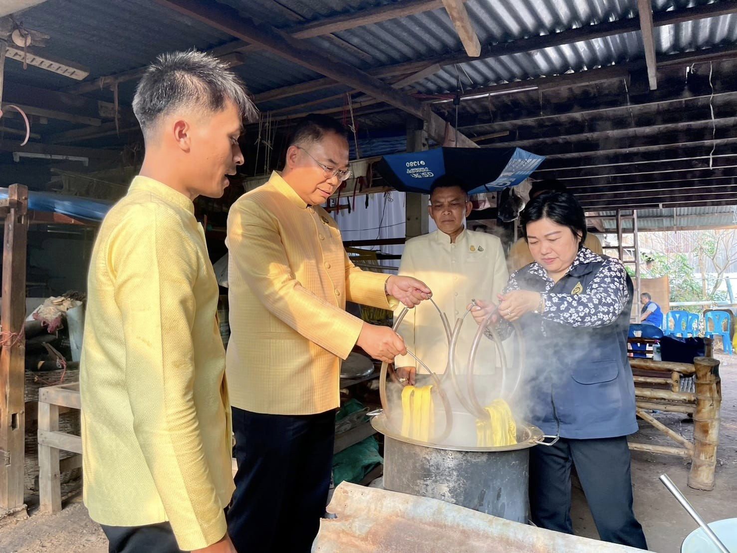 จังหวัดชัยภูมิ ติดตามความก้าวหน้า และให้กำลังใจกลุ่มทอผ้าในการน้อมนำแบบลายผ้าพระราชทาน “สิริวชิราภรณ์” สู่การสร้างสรรค์ผ้ามัดหมี่ย้อมสีธรรมชาติ