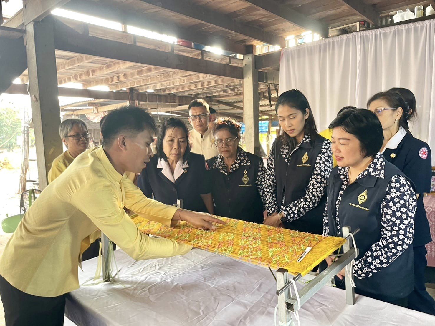 จังหวัดชัยภูมิ ติดตามความก้าวหน้า และให้กำลังใจกลุ่มทอผ้าในการน้อมนำแบบลายผ้าพระราชทาน “สิริวชิราภรณ์” สู่การสร้างสรรค์ผ้ามัดหมี่ย้อมสีธรรมชาติ