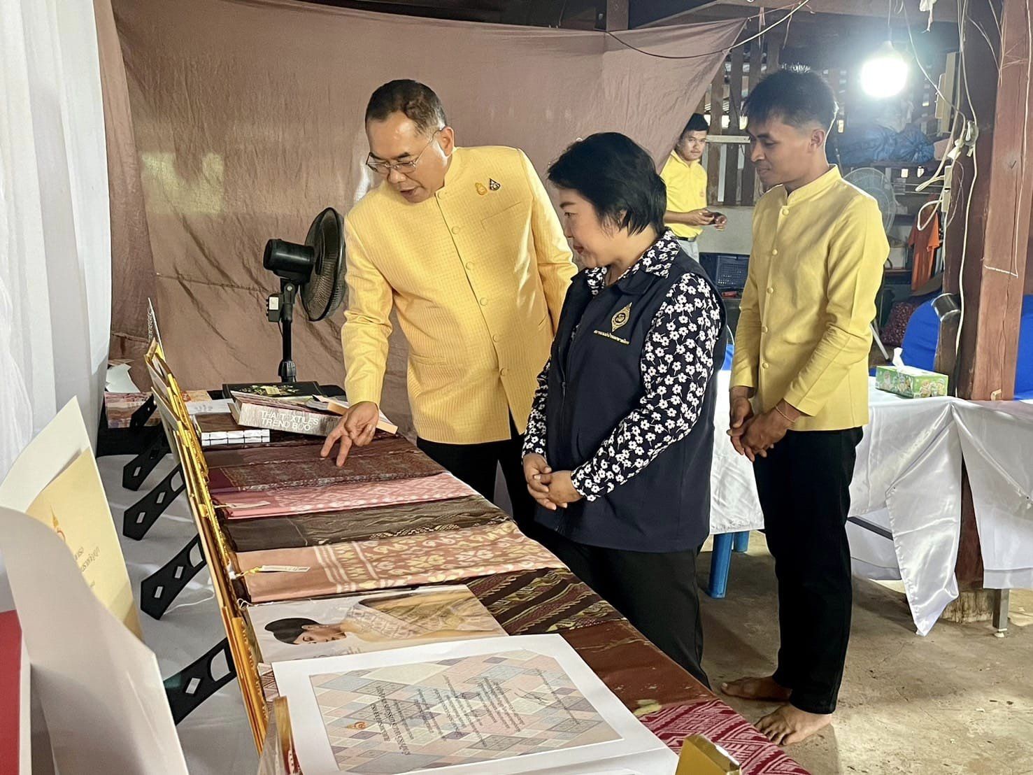 จังหวัดชัยภูมิ ติดตามความก้าวหน้า และให้กำลังใจกลุ่มทอผ้าในการน้อมนำแบบลายผ้าพระราชทาน “สิริวชิราภรณ์” สู่การสร้างสรรค์ผ้ามัดหมี่ย้อมสีธรรมชาติ