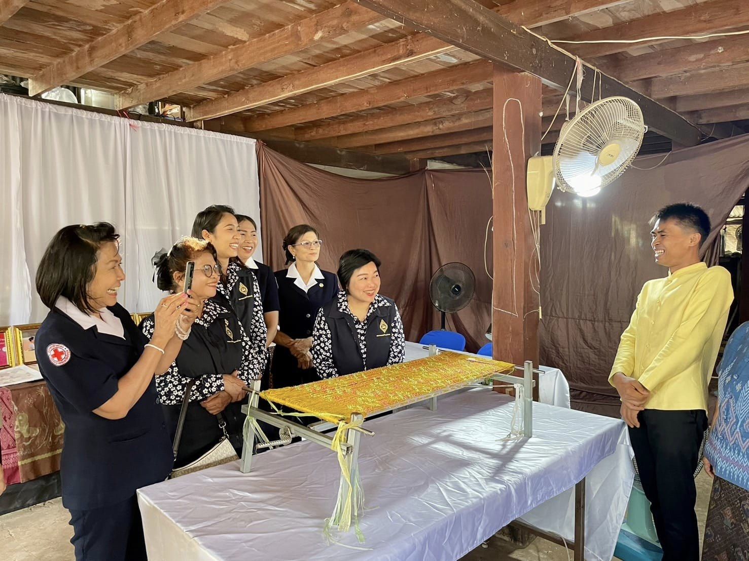 จังหวัดชัยภูมิ ติดตามความก้าวหน้า และให้กำลังใจกลุ่มทอผ้าในการน้อมนำแบบลายผ้าพระราชทาน “สิริวชิราภรณ์” สู่การสร้างสรรค์ผ้ามัดหมี่ย้อมสีธรรมชาติ