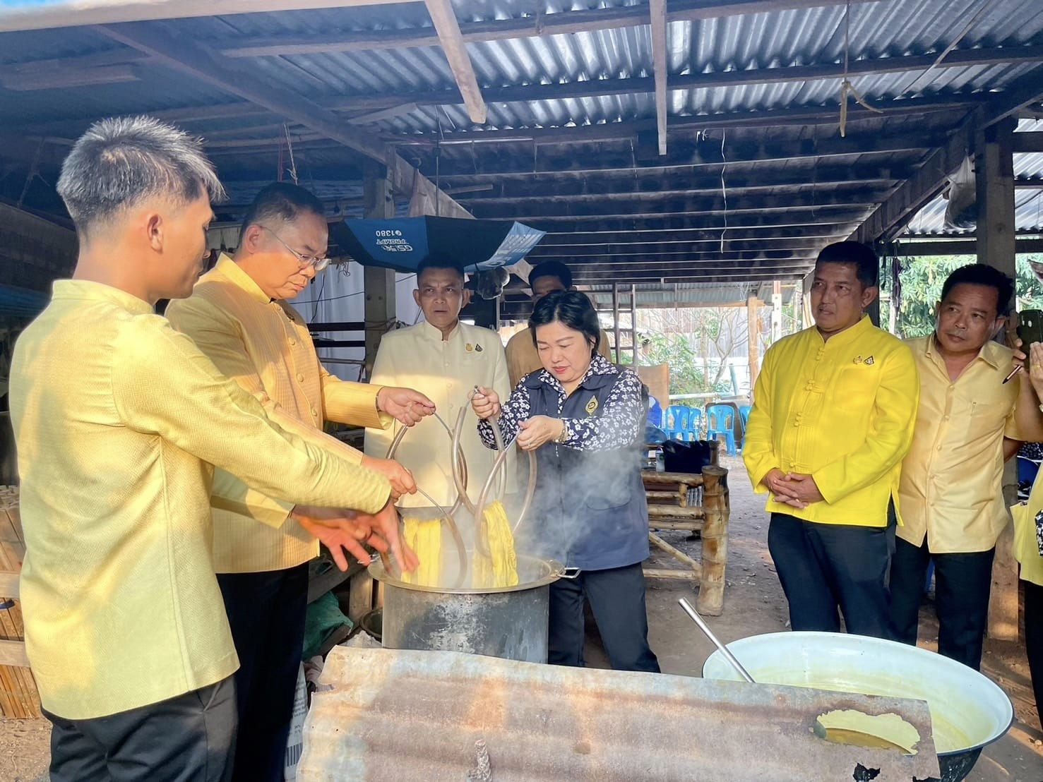 จังหวัดชัยภูมิ ติดตามความก้าวหน้า และให้กำลังใจกลุ่มทอผ้าในการน้อมนำแบบลายผ้าพระราชทาน “สิริวชิราภรณ์” สู่การสร้างสรรค์ผ้ามัดหมี่ย้อมสีธรรมชาติ