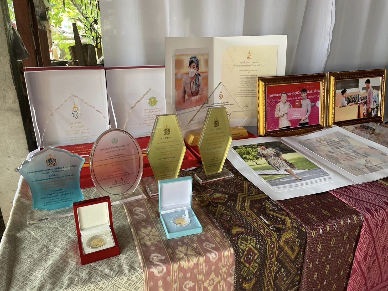 จังหวัดชัยภูมิ ติดตามความก้าวหน้า และให้กำลังใจกลุ่มทอผ้าในการน้อมนำแบบลายผ้าพระราชทาน “สิริวชิราภรณ์” สู่การสร้างสรรค์ผ้ามัดหมี่ย้อมสีธรรมชาติ