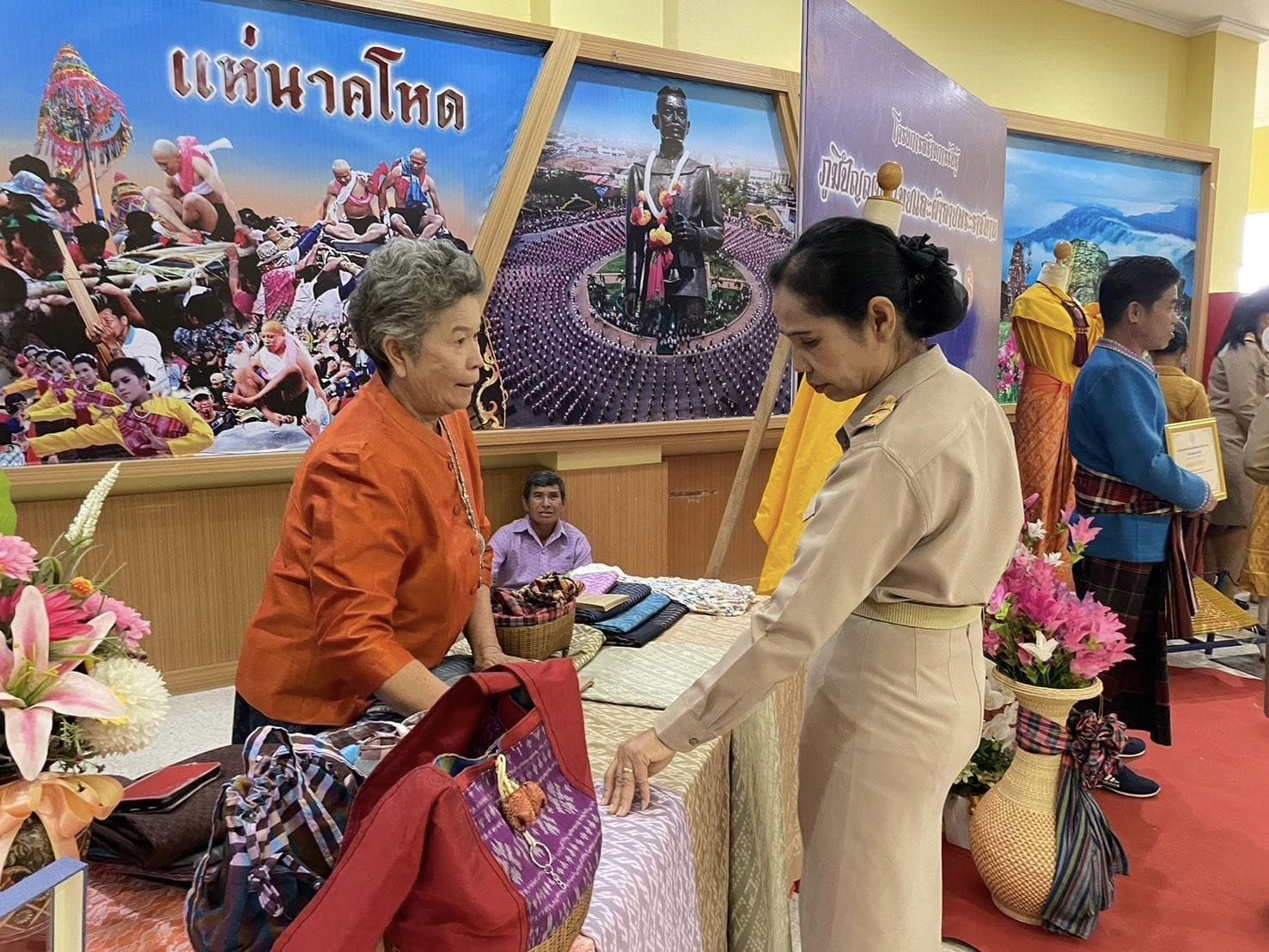 พช.ชัยภูมิ ปลุกกระแส สร้างการรับรู้ภูมิปัญญาผ้าไทยและผ้าลายพระราชทาน “ผ้าลายสิริวชิราภรณ์”