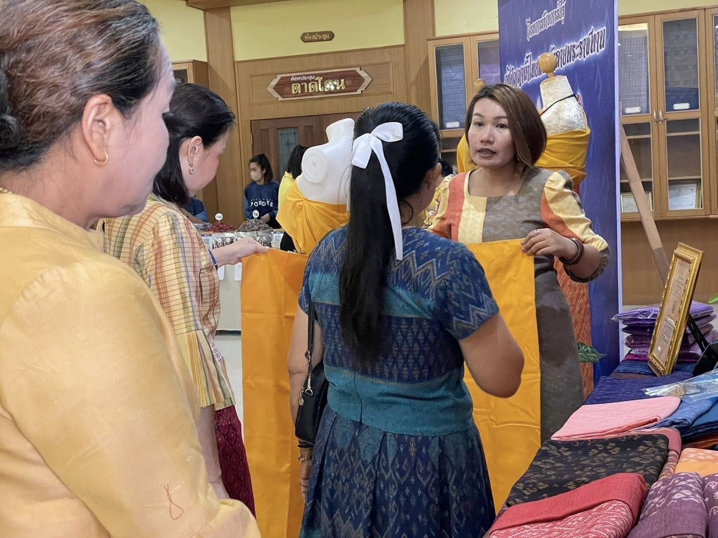 พช.ชัยภูมิ ปลุกกระแส สร้างการรับรู้ภูมิปัญญาผ้าไทยและผ้าลายพระราชทาน “ผ้าลายสิริวชิราภรณ์”